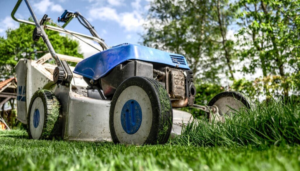 lawnmower-384589_1920