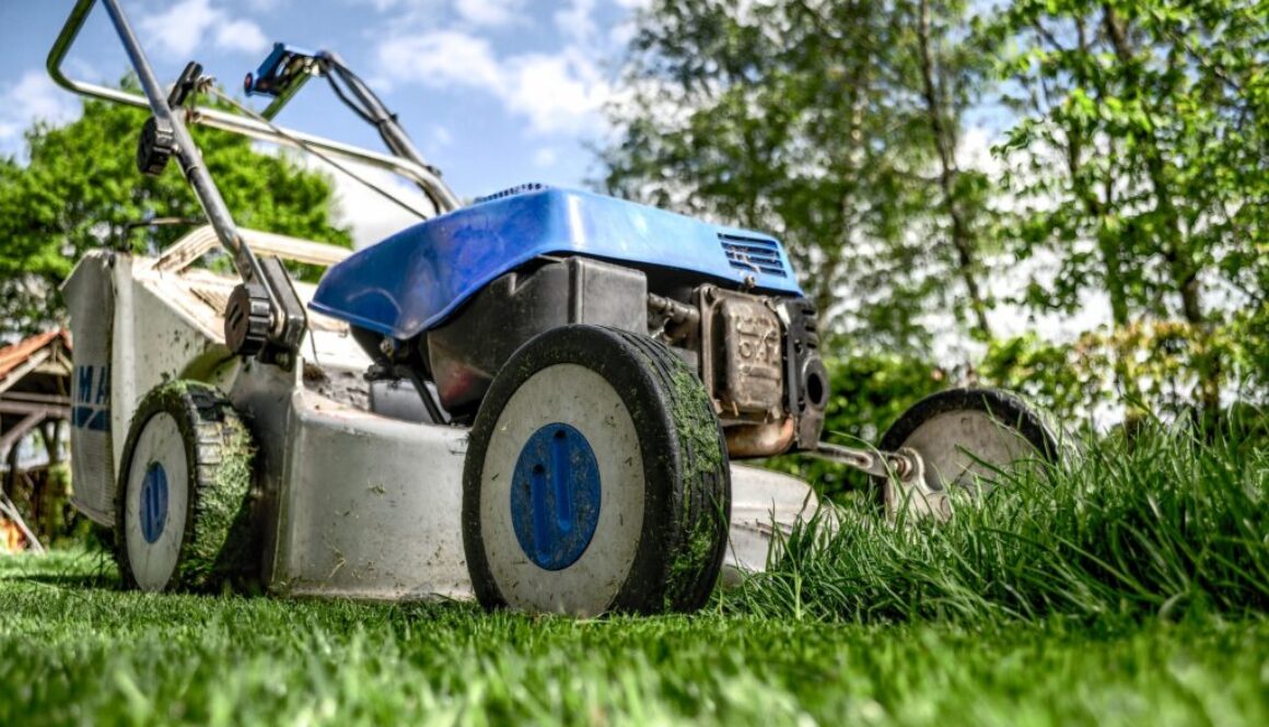 lawnmower-384589_1920
